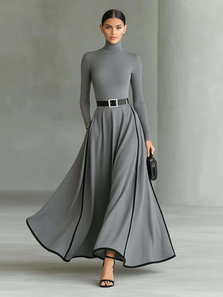 Robe longue noire avec bordure blanche, col montant, manches longues et ceinture