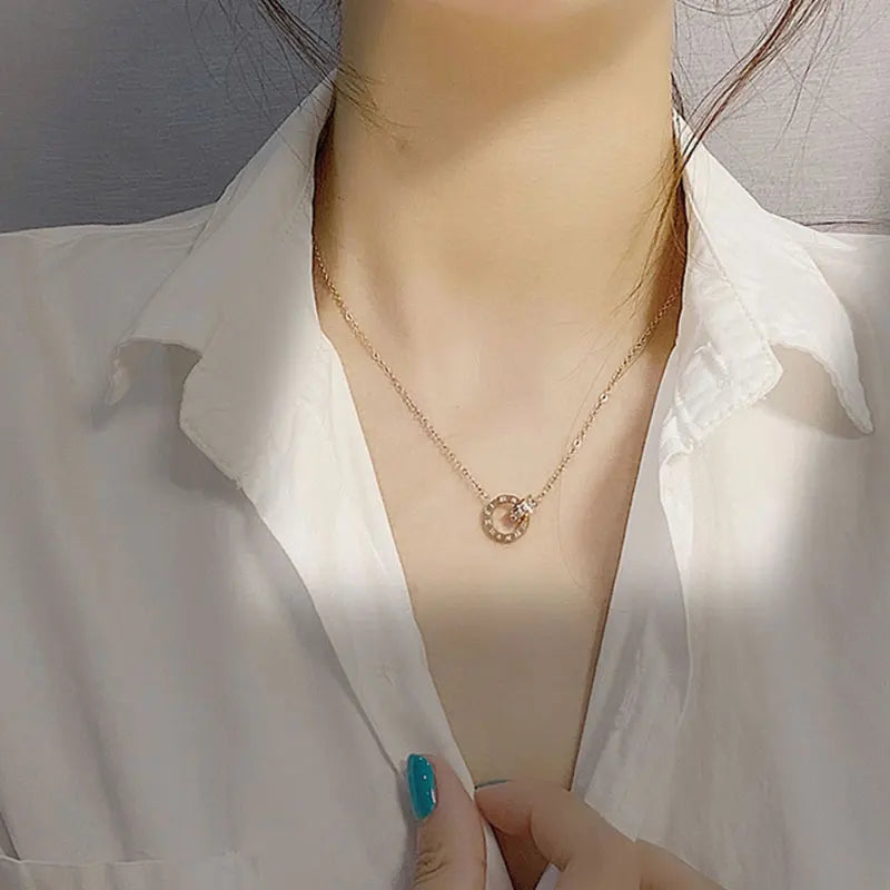 CYNTHIA™ – Collier à breloque chiffres romains