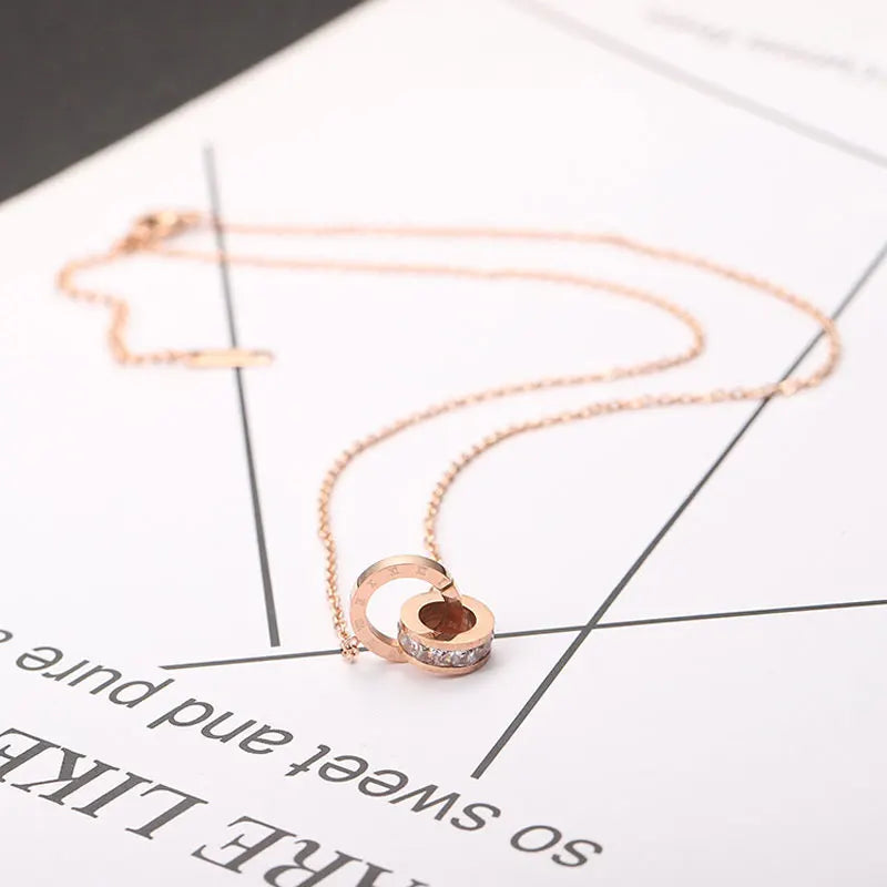 CYNTHIA™ – Collier à breloque chiffres romains