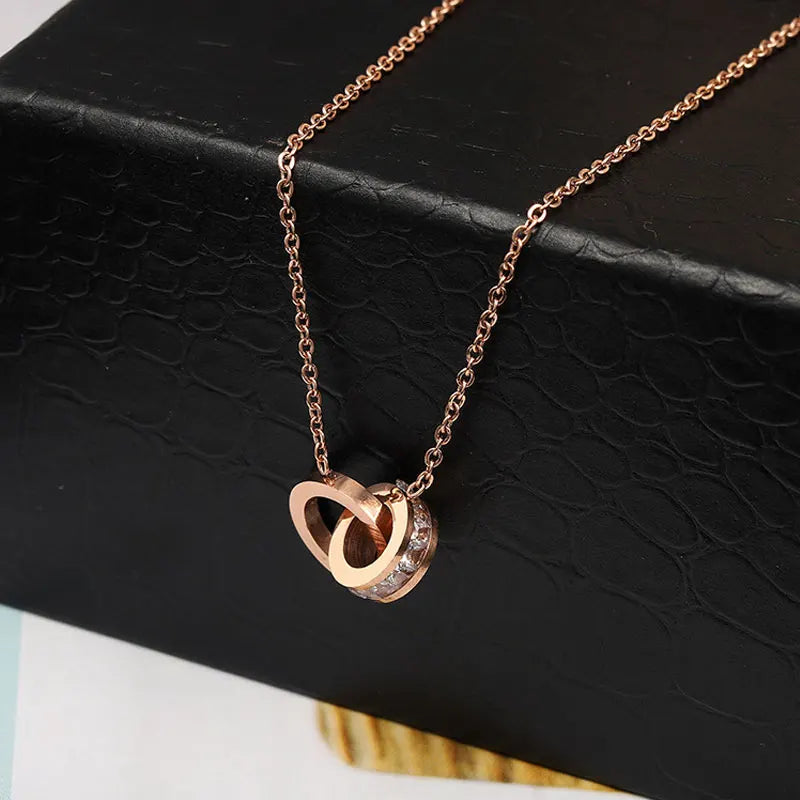 CYNTHIA™ – Collier à breloque chiffres romains