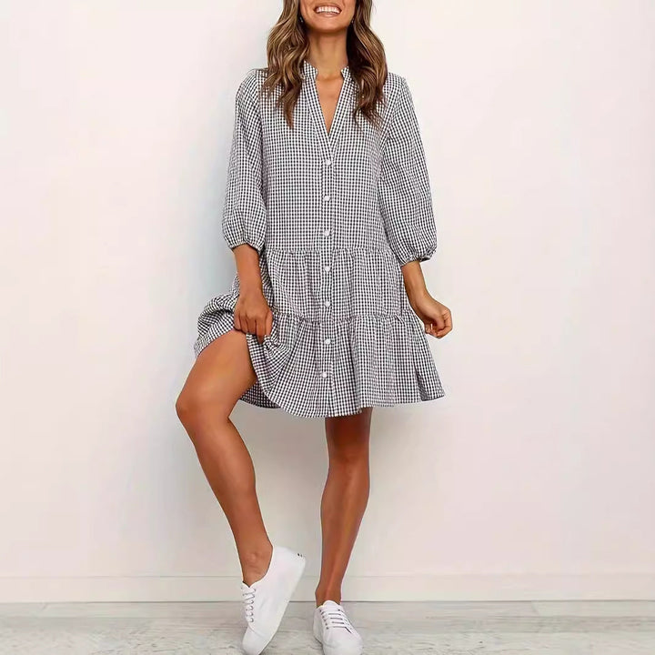 GARDENIA™ – Robe courte classique à boutons et ourlet à volants